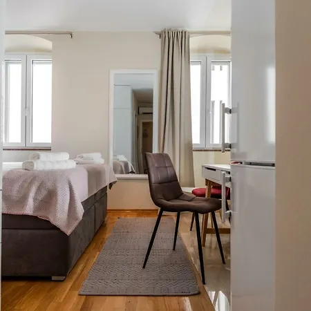 카사 차르미나티 아파트 *